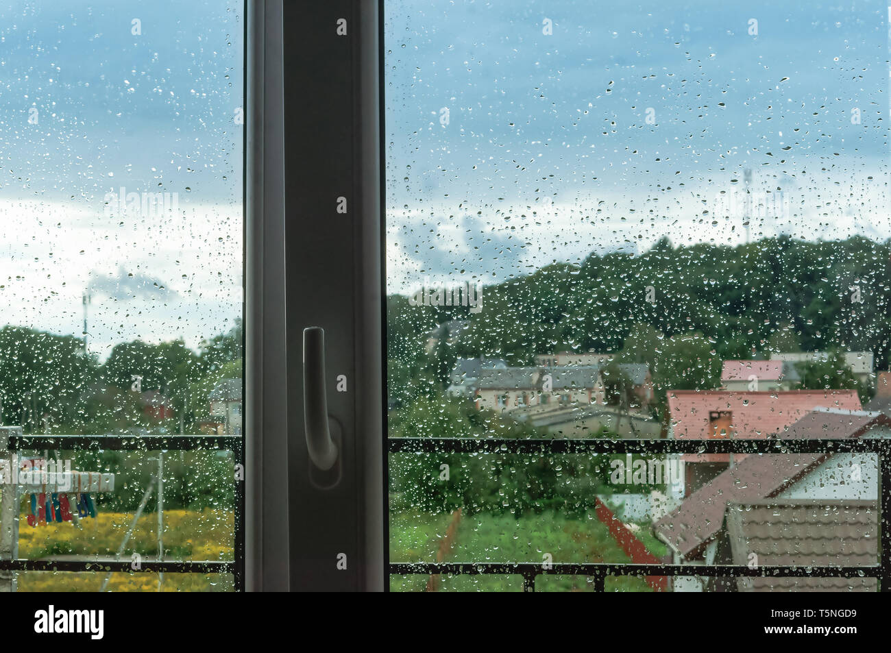 Condizioni atmosferiche avverse al di fuori della finestra, il punto di vista del tempo piovoso Foto Stock