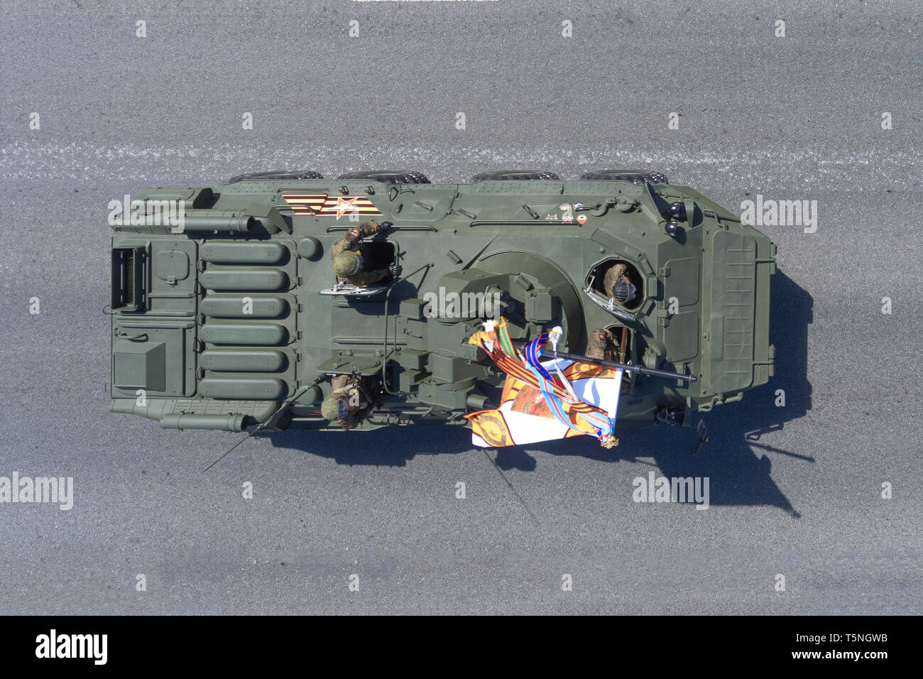 Mosca, 7 maggio 2017. BTR-80 ritorna dalla Piazza Rossa dopo la prova della vittoria parata del giorno, vista dall'alto. Foto Stock