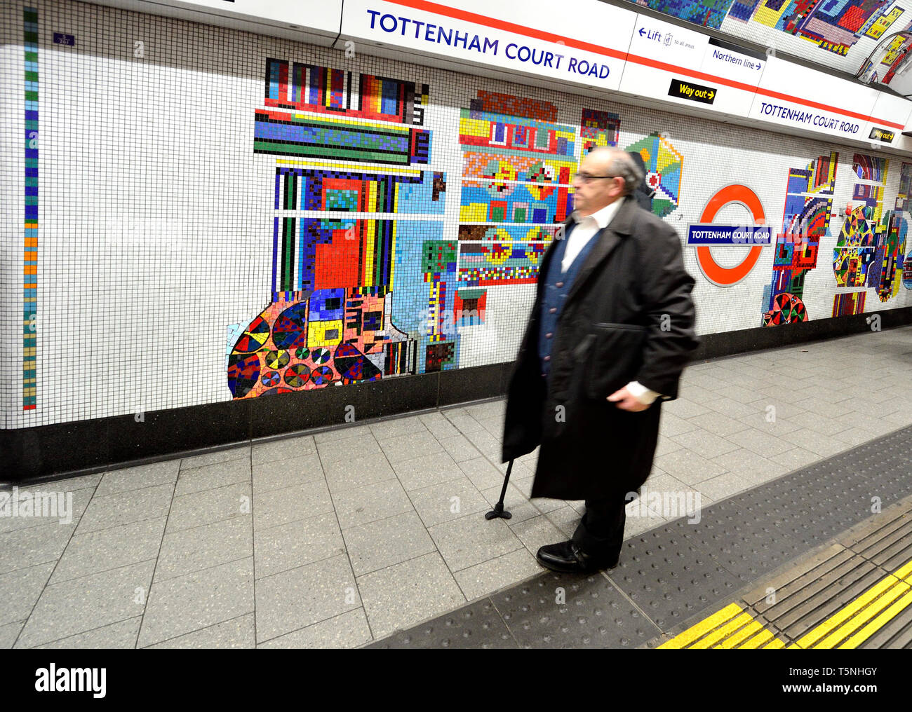 Londra, Inghilterra, Regno Unito. Mosaico colourful decorazione in Tottenham Court Road stazione undergraound Foto Stock