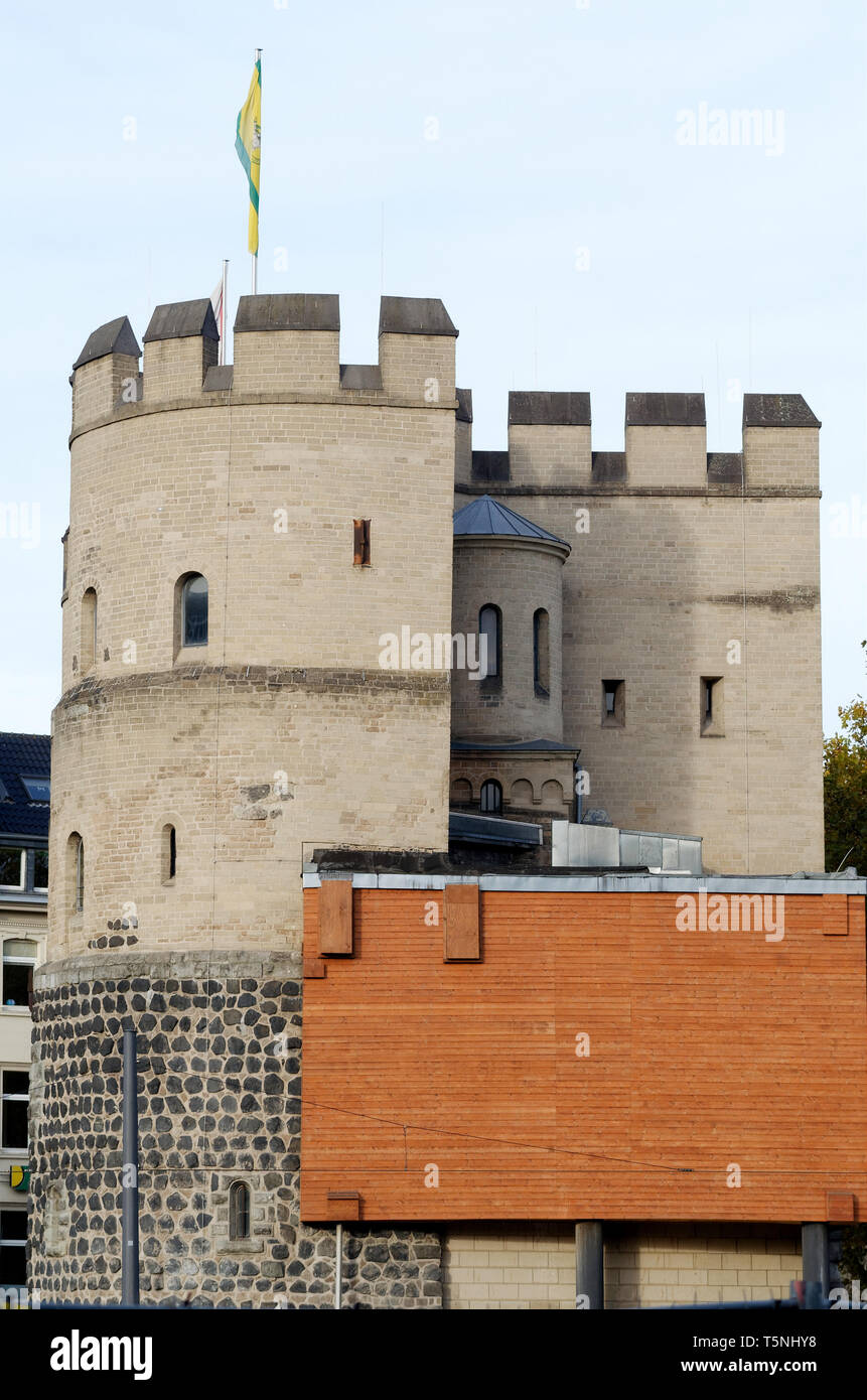 Torre medievale di Hahnentorburg a Colonia Foto Stock