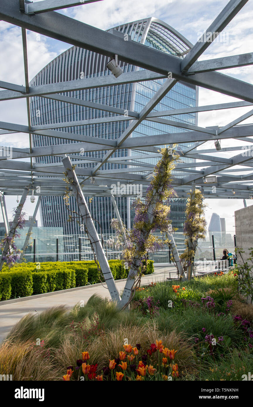 Vista di Londra sky garden, altrimenti chiamato come walkie talkie edificio dal Fen corte edificio sul tetto su Fenchurch Street. Foto Stock