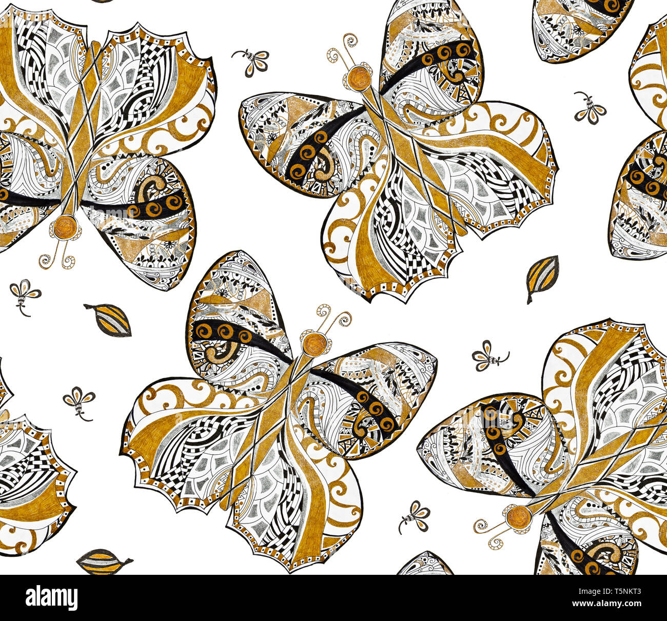 Gold, Silver Butterfly seamless pattern su sfondo bianco. Abstract farfalle ornamentali dipinte di oro, argento, penna nera Foto Stock