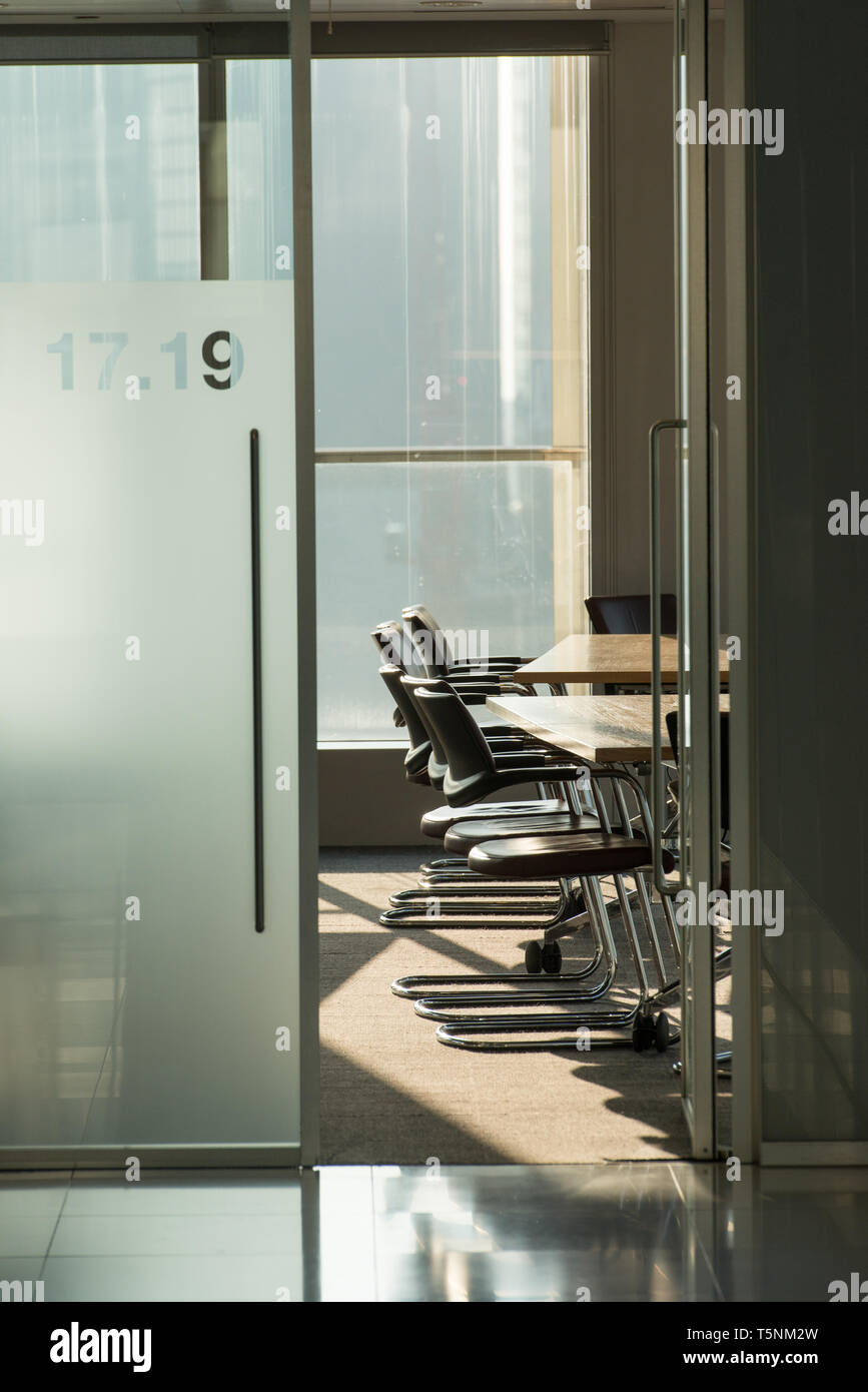 Sedie in un ufficio vuoto, Londra, Gran Bretagna. Foto Stock