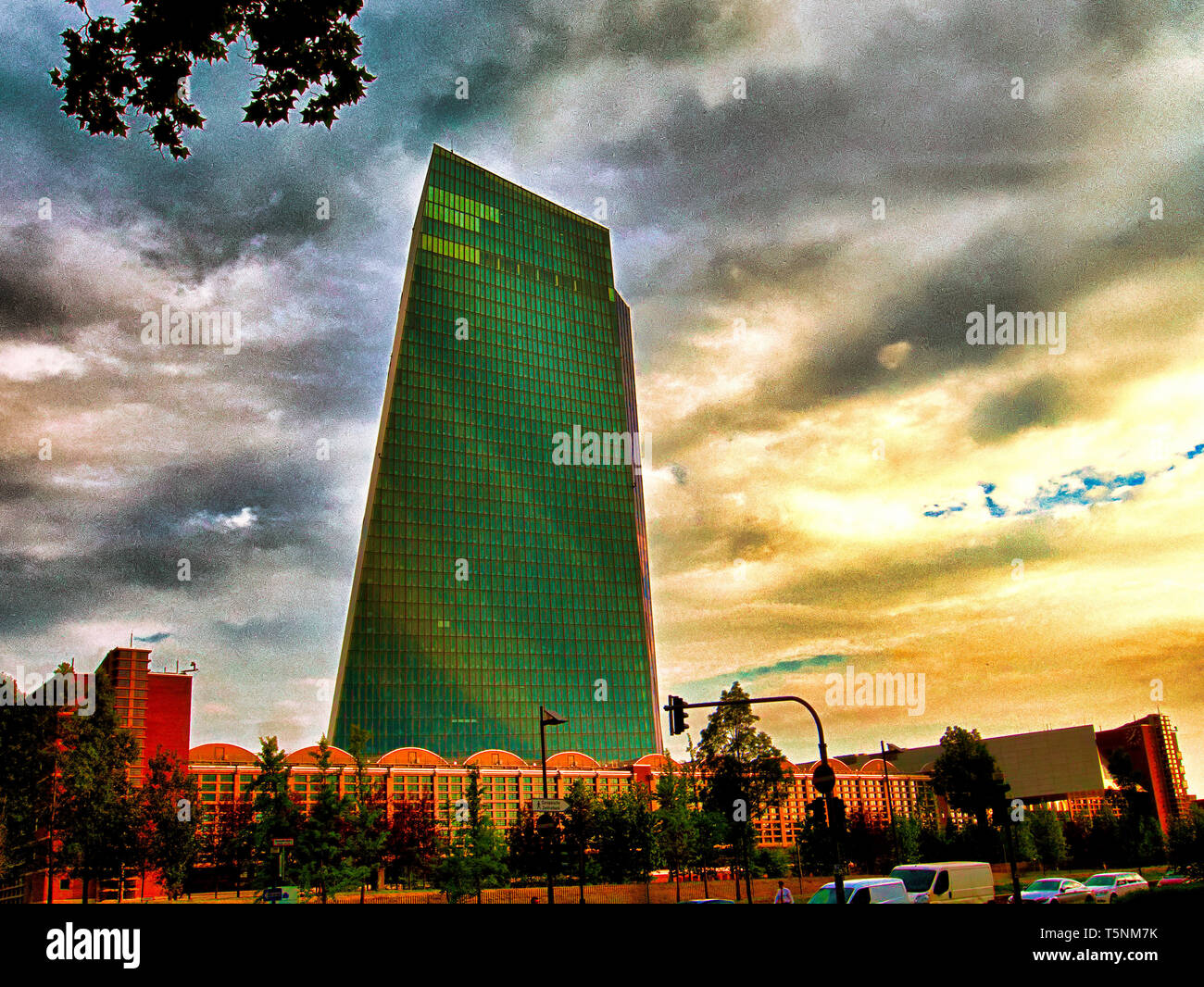 La torre della Banca centrale europea BCE a Francoforte al tramonto Foto Stock