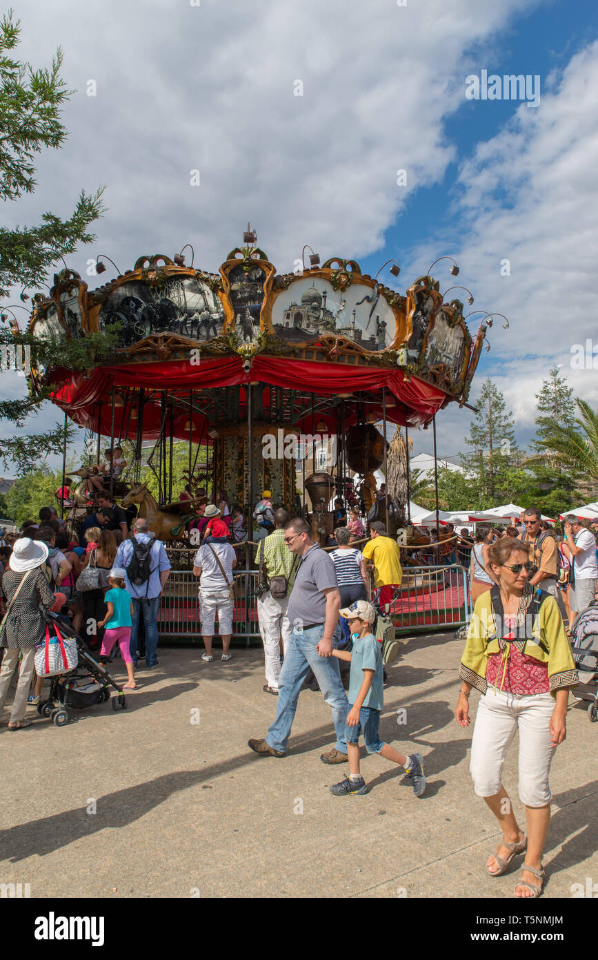 Merry-go-round presso il Royal de Luxe parco divertimenti dove le famiglie godono di una giornata fuori, Nantes, Loire-Atlantique, Francia. Foto Stock