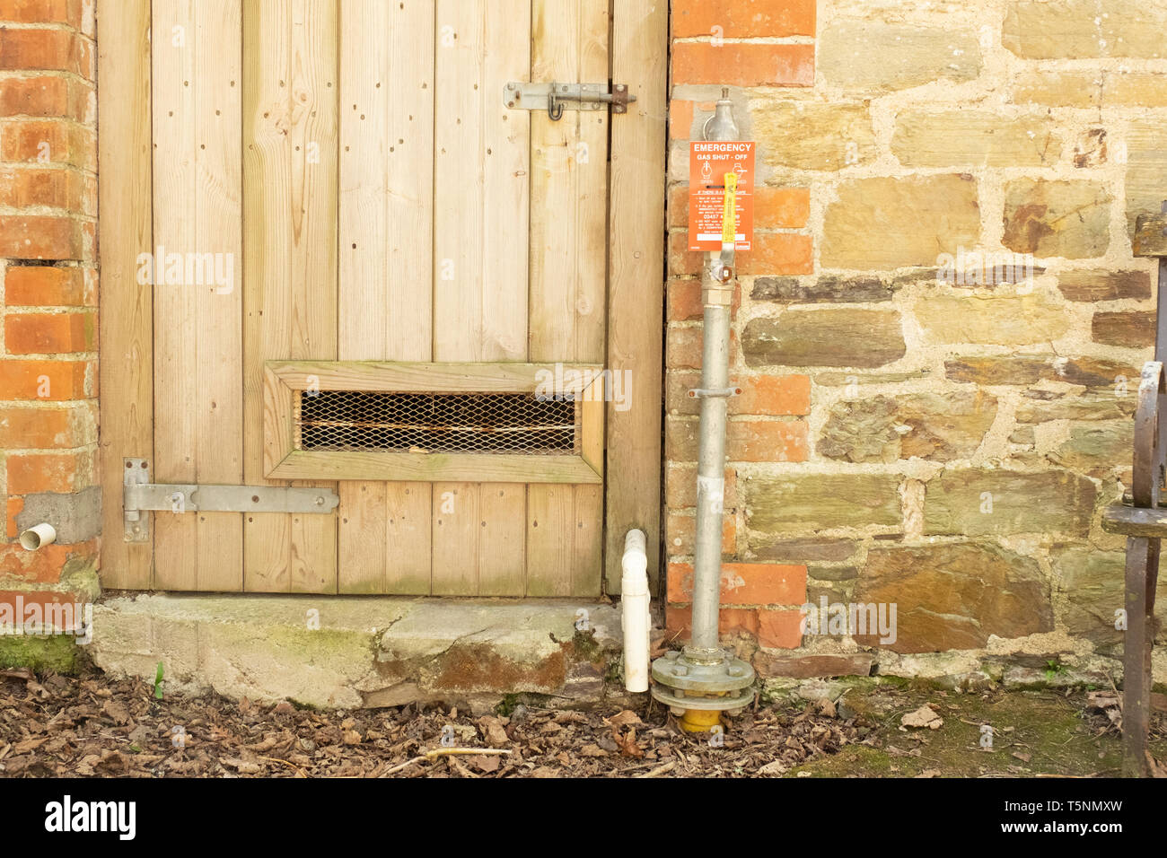 L'esterno di gas di emergenza valvola di arresto all'aperto o sulla posizione, Cornwall, Inghilterra. Questa immagine è utile per localizzare la tipica valvola esterna. Foto Stock