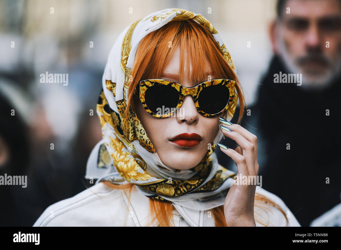 Parigi, Francia - 02 Marzo 2019: Street style abito - Dopo la sfilata di moda durante la settimana della moda di Parigi - PFWFW19 Foto Stock