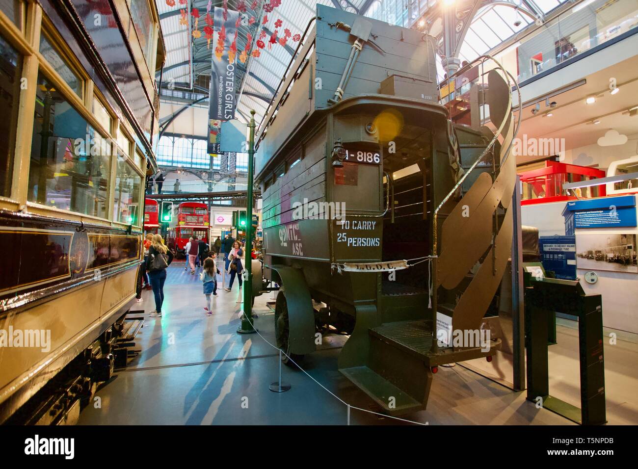 LGOC B-TIPO B2737 WW1 Battaglia Bus, Museo dei Trasporti di Londra, Londra, Inghilterra Foto Stock