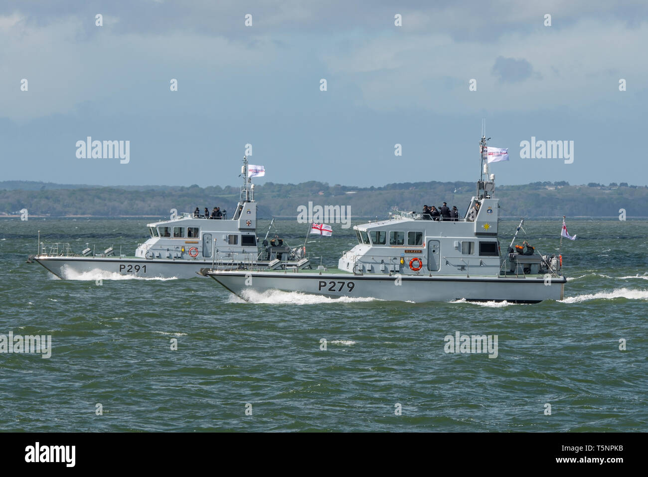 Royal Navy Classe Archer motovedette dal 1° Patrol Boat Squadron testa fuori al mare per un esercizio di formazione off Portsmouth, Regno Unito il 25/4/19. Foto Stock