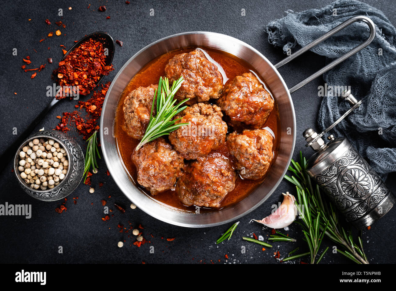 Le polpette di carne di manzo con spezie in salsa di pomodoro Foto Stock