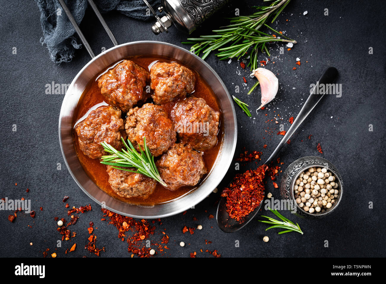 Le polpette di carne di manzo con spezie in salsa di pomodoro Foto Stock