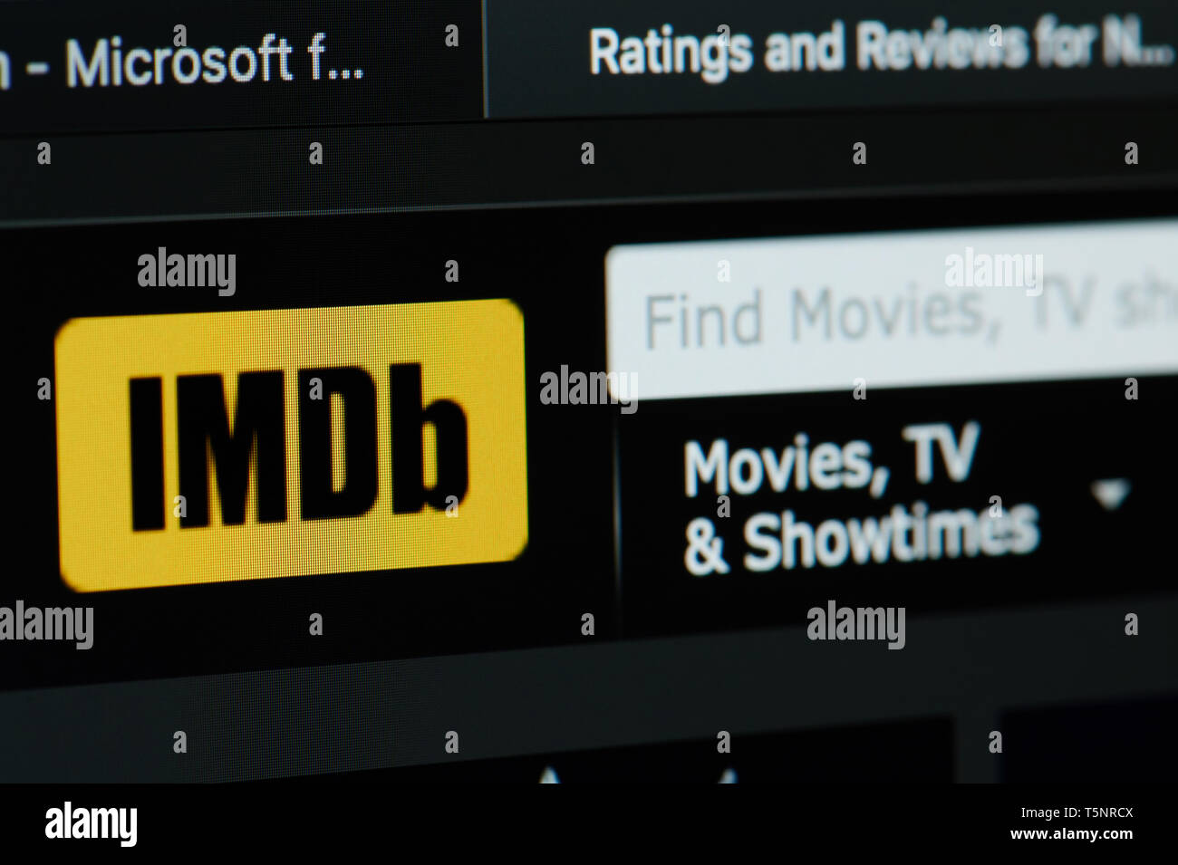 New york, Stati Uniti d'America - 22 aprile 2019: voto IMDb e rivedere il filmato home page su schermo portatile close up Foto Stock