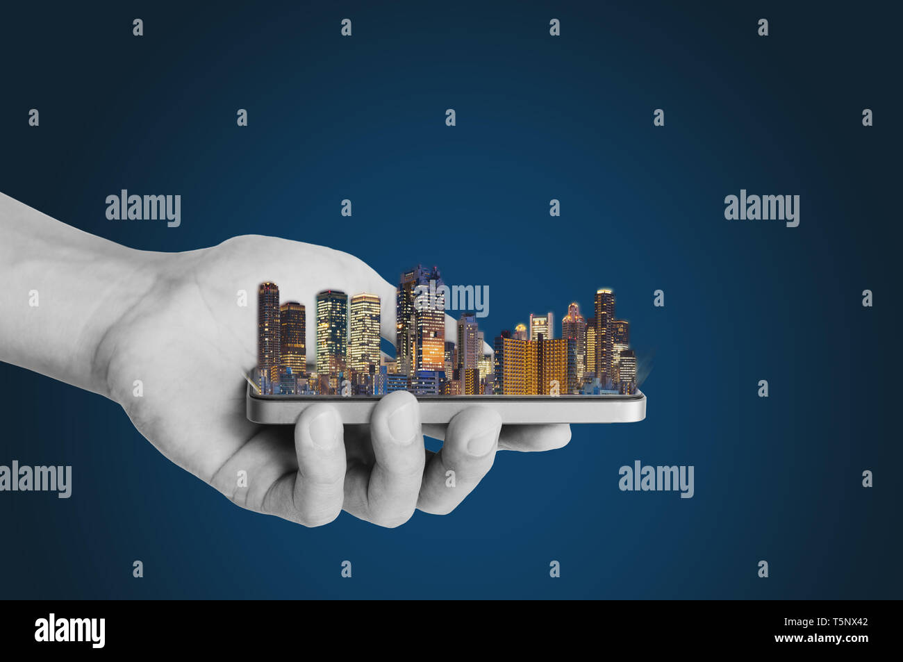 Smart city, smart building e affari immobiliari. Imprenditore mano azienda mobile smart phone con edificio moderno su sfondo blu Foto Stock