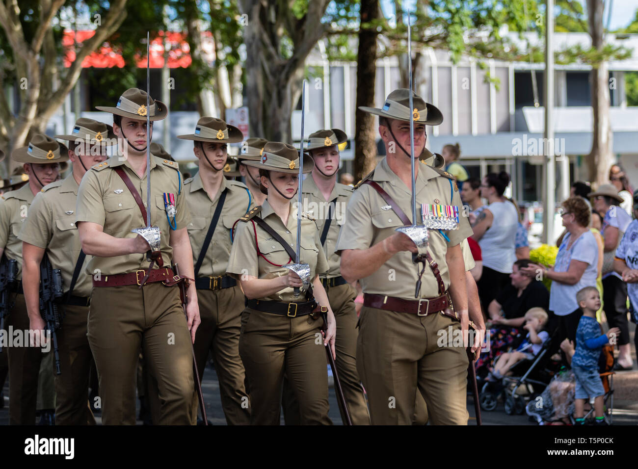 Esercito Australiano Cadetti vestito in pieno uniforme formale, marciare insieme con orgoglio all'Anzac Day street parade per commemorare i caduti Foto Stock
