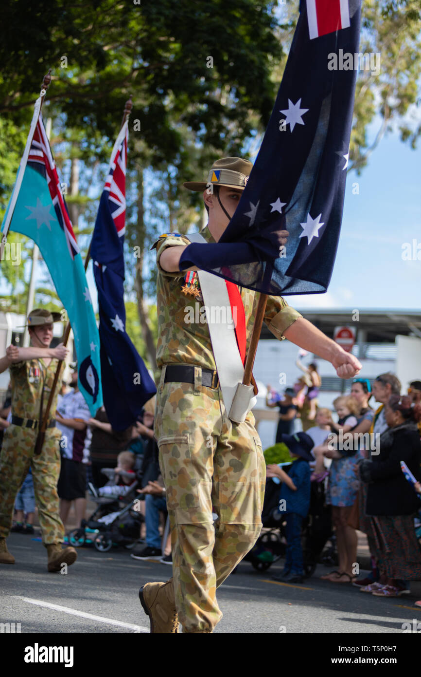Esercito Australiano si riserva orgogliosamente marciato e bandiere del cuscinetto durante l'Anzac Day street parade Foto Stock