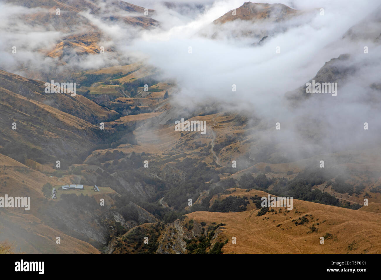 La nebbia oltre al chiaro di luna sulla valle di Ben Lomond stazione dietro Queenstown Foto Stock