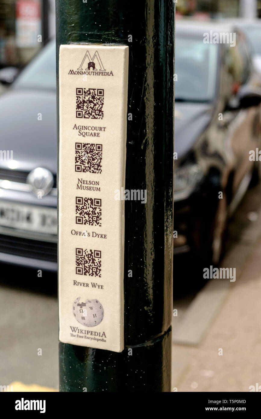 Intorno al Monmouth una città storica in Monmouthshire Wales UK Tourist codici QR Foto Stock