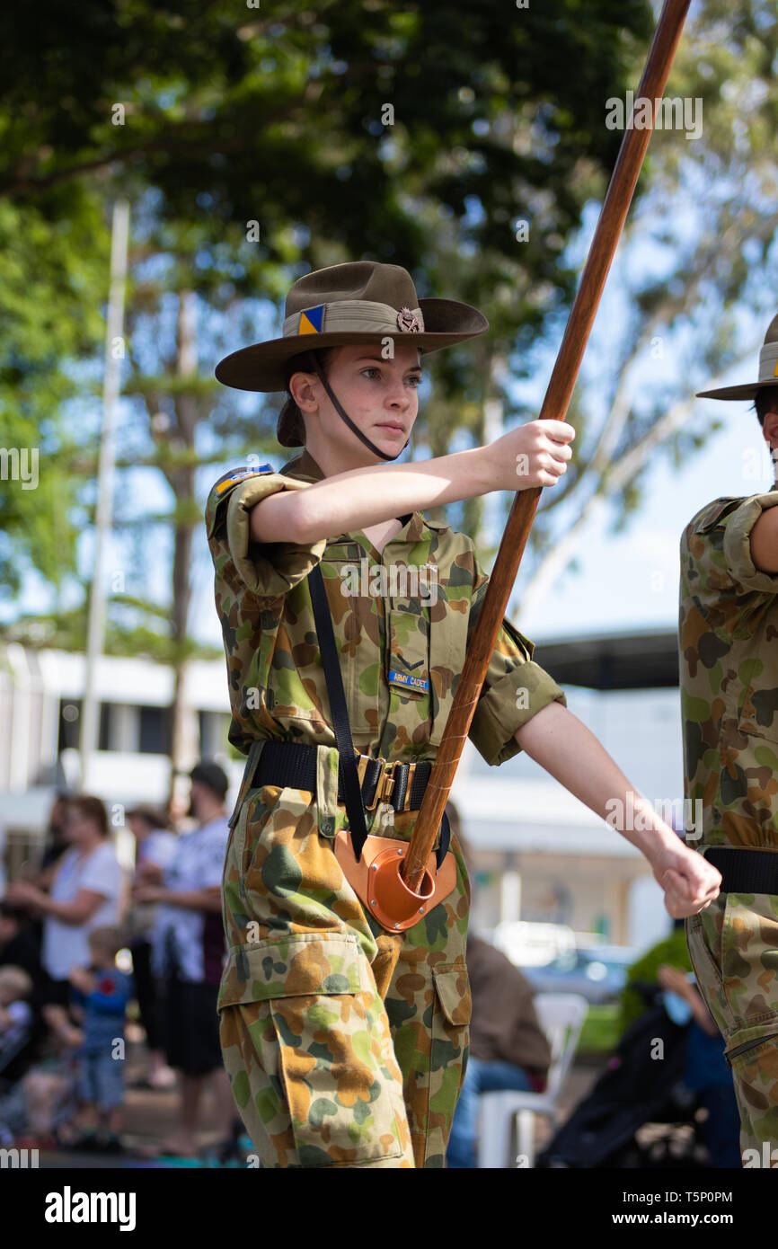 Femmina Esercito Australiano riserva marciando con orgoglio e bandiere del cuscinetto durante l'Anzac Day street parade Foto Stock