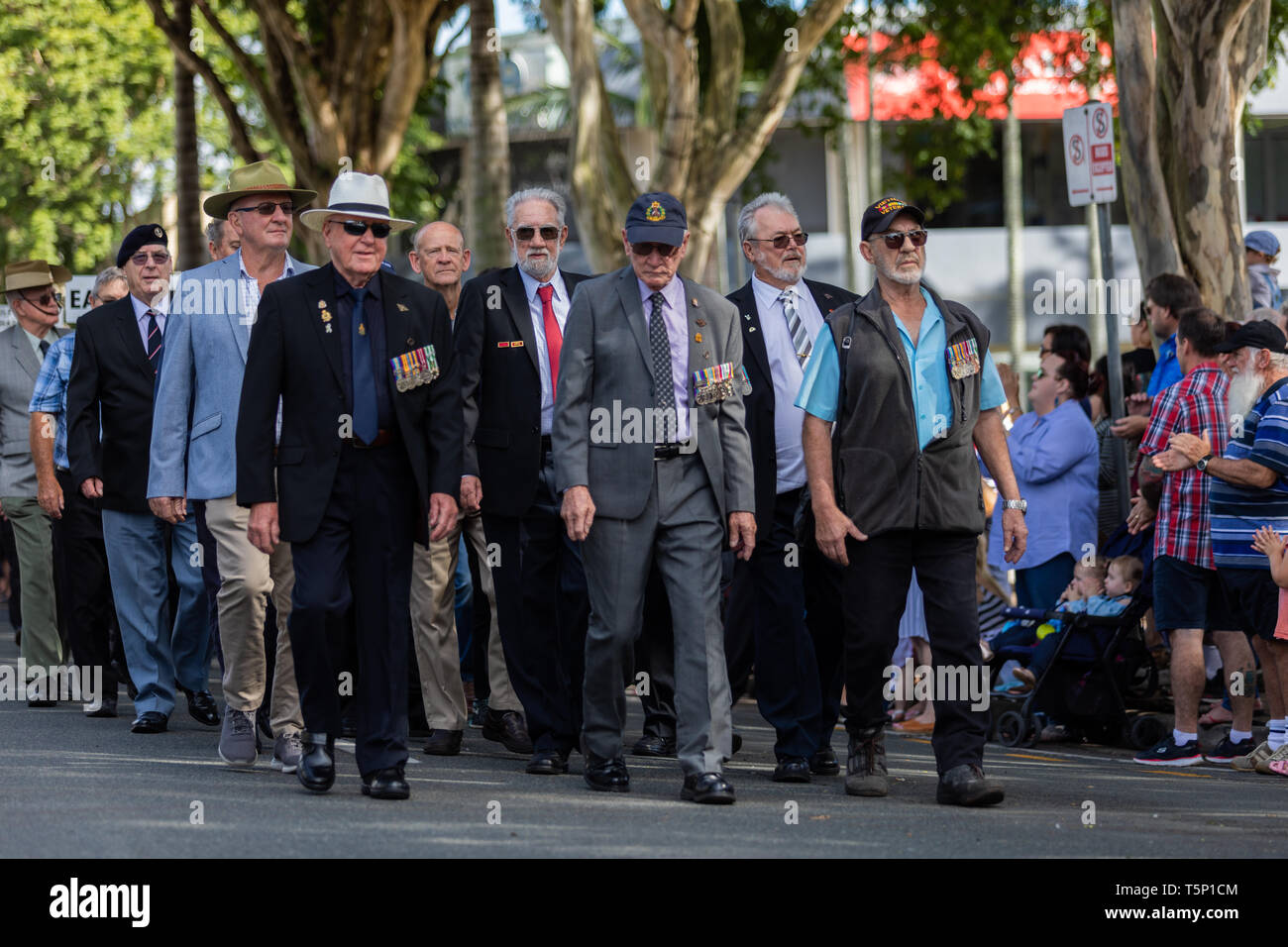 Restituite i veterani che hanno combattuto in coreano e Sud Est Asiatico distribuzioni di guerra, marciare insieme orgogliosamente Foto Stock