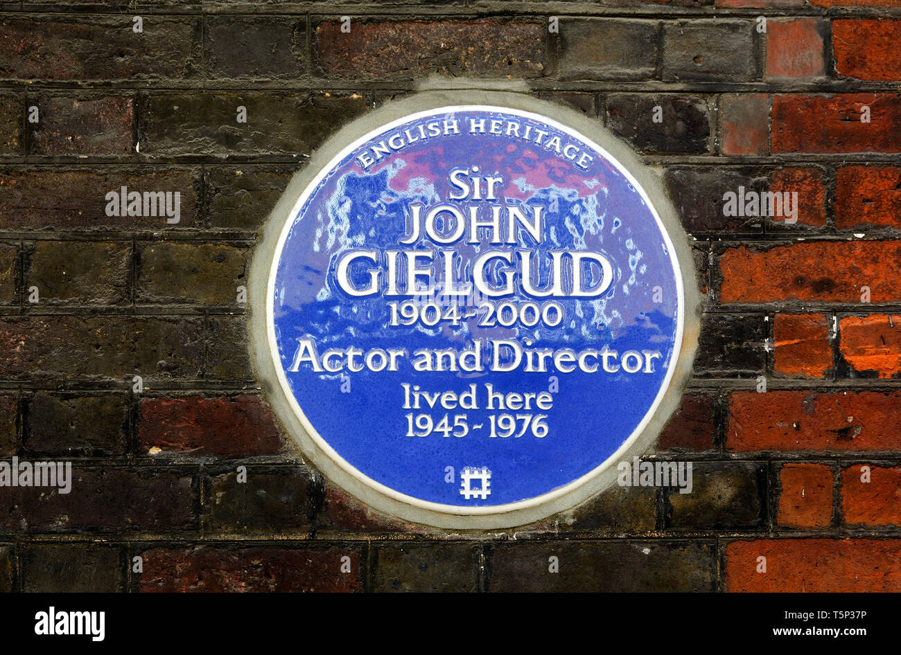 Londra, Inghilterra, Regno Unito. Blu Commemorative Plaque: Sir John Gielgud 1904-2000 attore e regista ha vissuto qui 1945-1976. 16 Cowley Street, Westminster Foto Stock