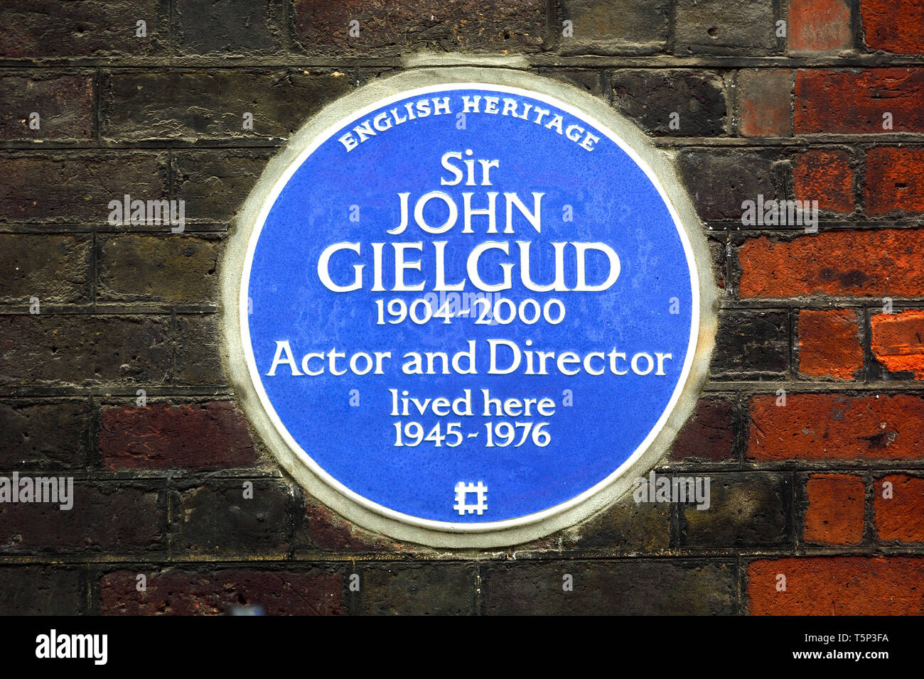 Londra, Inghilterra, Regno Unito. Blu Commemorative Plaque: Sir John Gielgud 1904-2000 attore e regista ha vissuto qui 1945-1976. 16 Cowley Street, Westminster Foto Stock