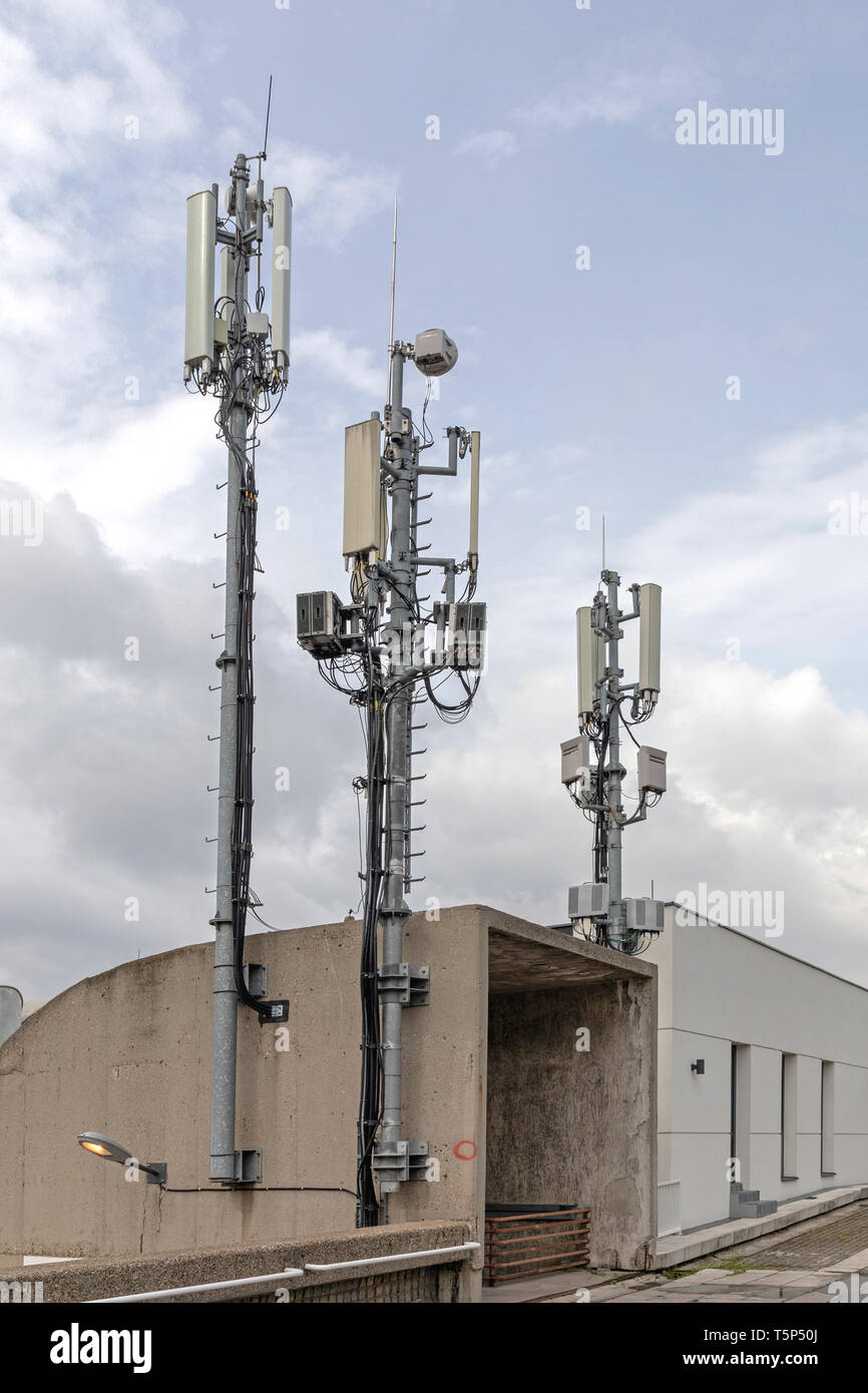 Telefono cellulare Torre Internet Wireless Antenna segnale di poli Foto Stock