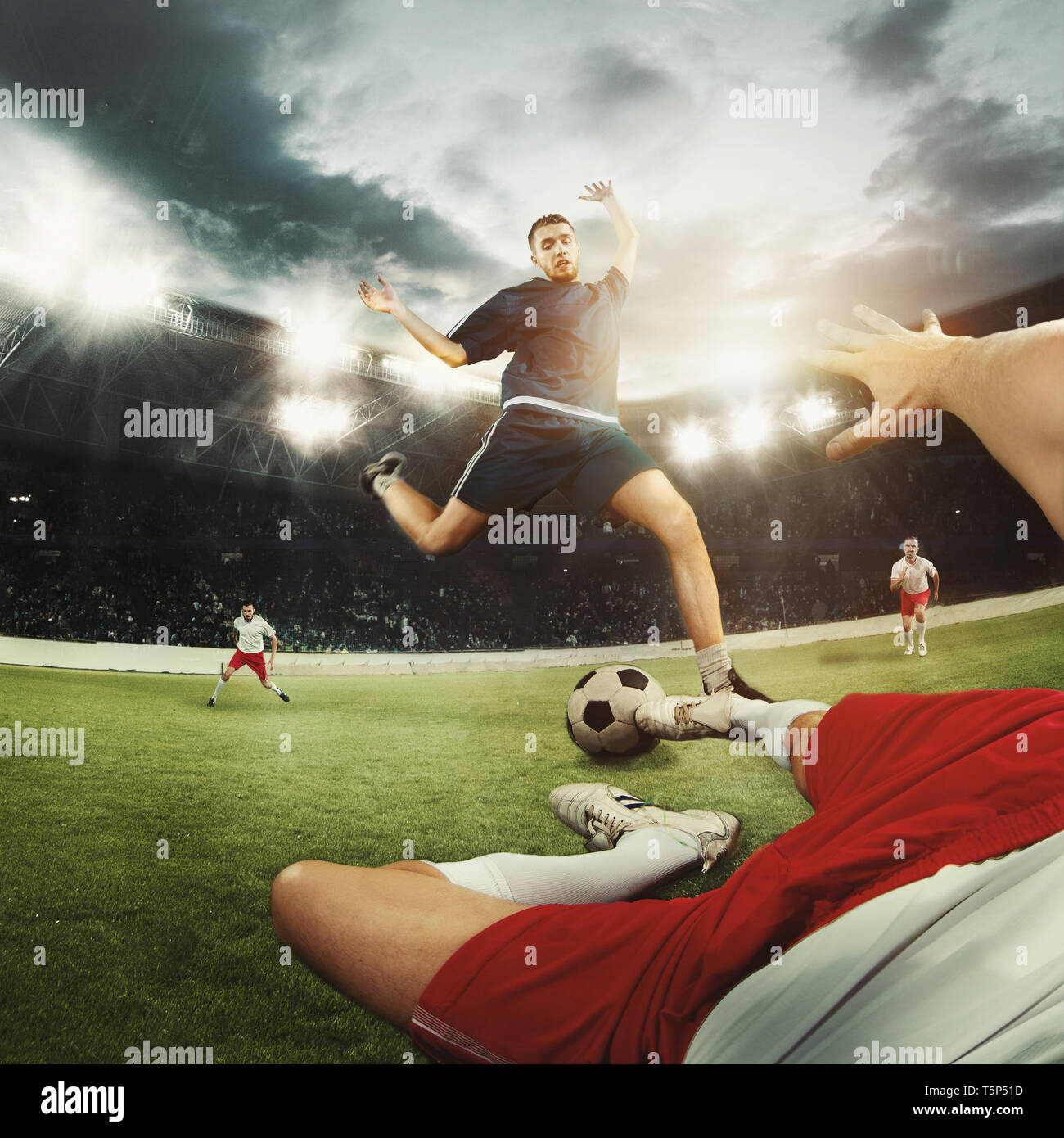 Due caucasian montare uomini attivi come i giocatori di calcio a combattere con la palla a Stadium. Il concetto di gioco. Spirito competitivo. Modello 3D dello stadio è stato creato da Foto Stock