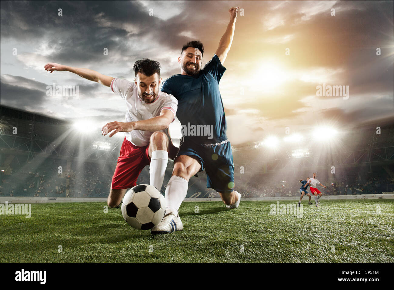 Due caucasian montare uomini attivi come i giocatori di calcio a combattere con la palla a Stadium. Il concetto di gioco. Spirito competitivo. Modello 3D dello stadio è stato creato da Foto Stock
