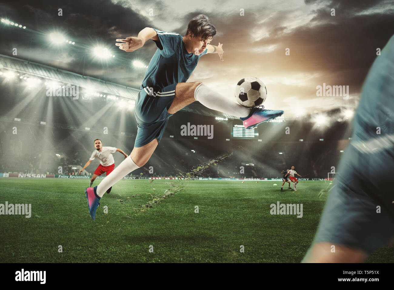 Due caucasian montare uomini attivi come i giocatori di calcio a combattere con la palla a Stadium. Il concetto di gioco. Spirito competitivo. Modello 3D dello stadio è stato creato da Foto Stock