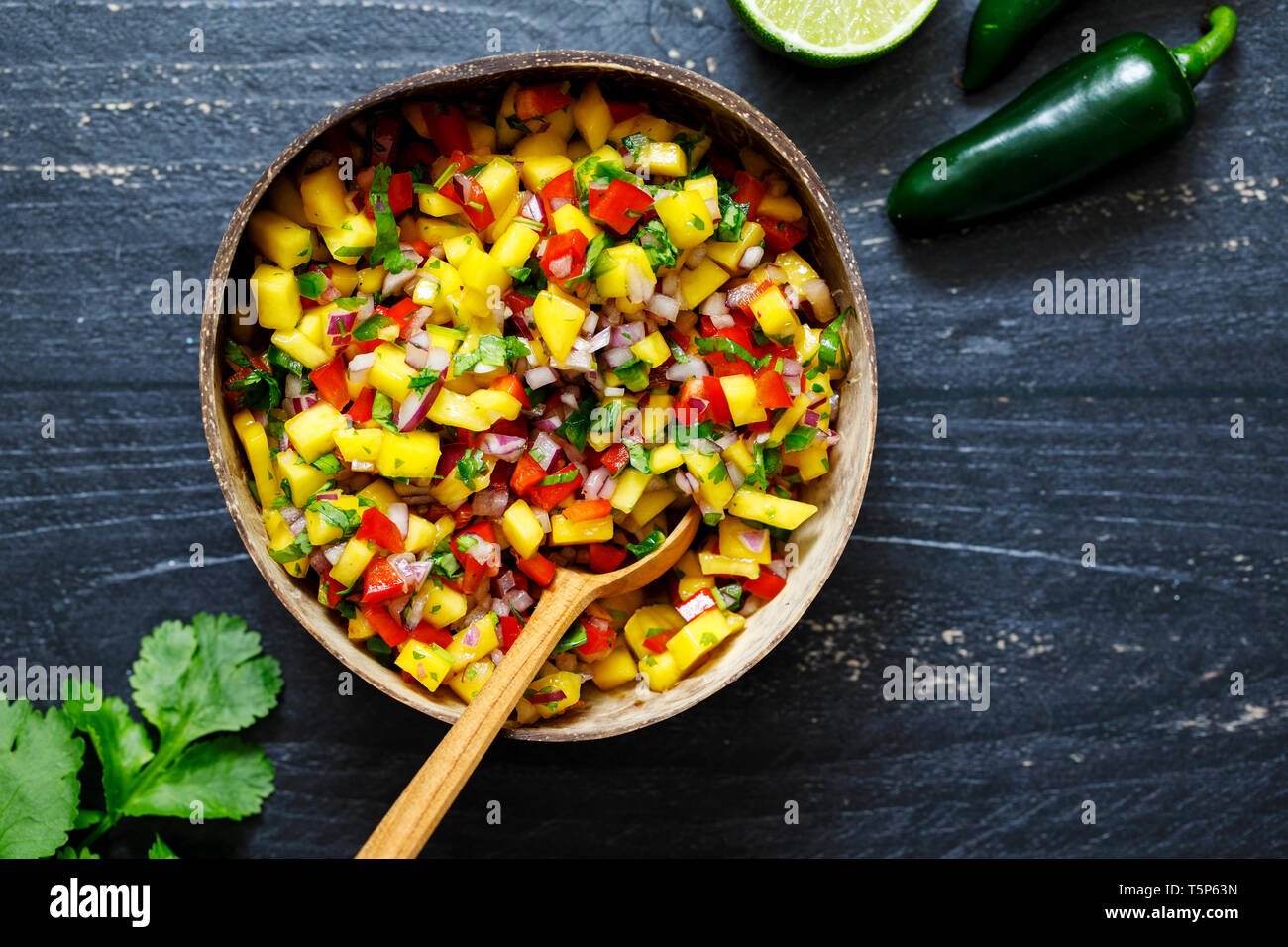 Salsa di mango nella tazza di cocco Foto Stock