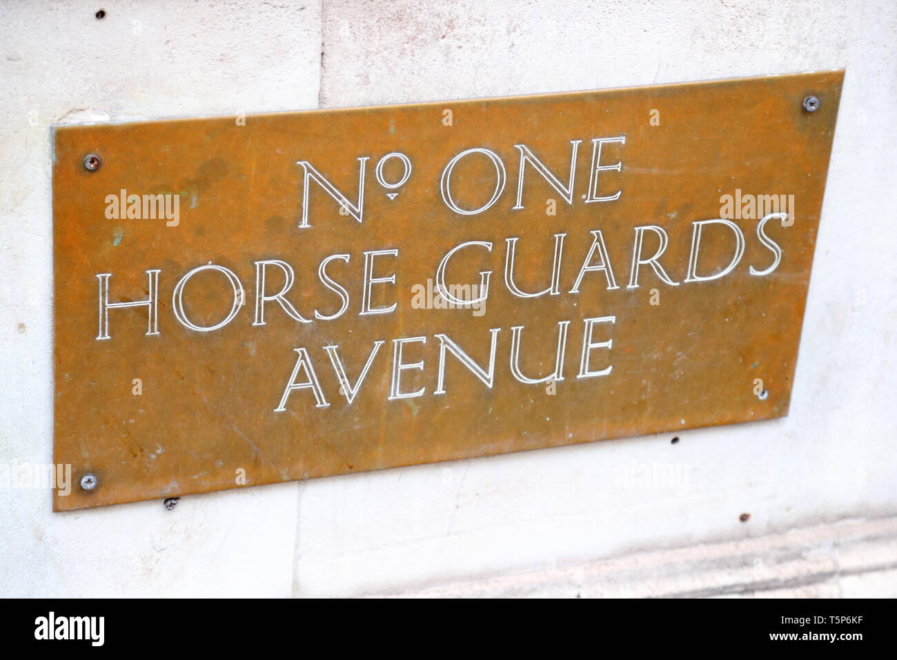 Segno di ottone al numero uno, Horse Guards, Avenue, London, Regno Unito Foto Stock