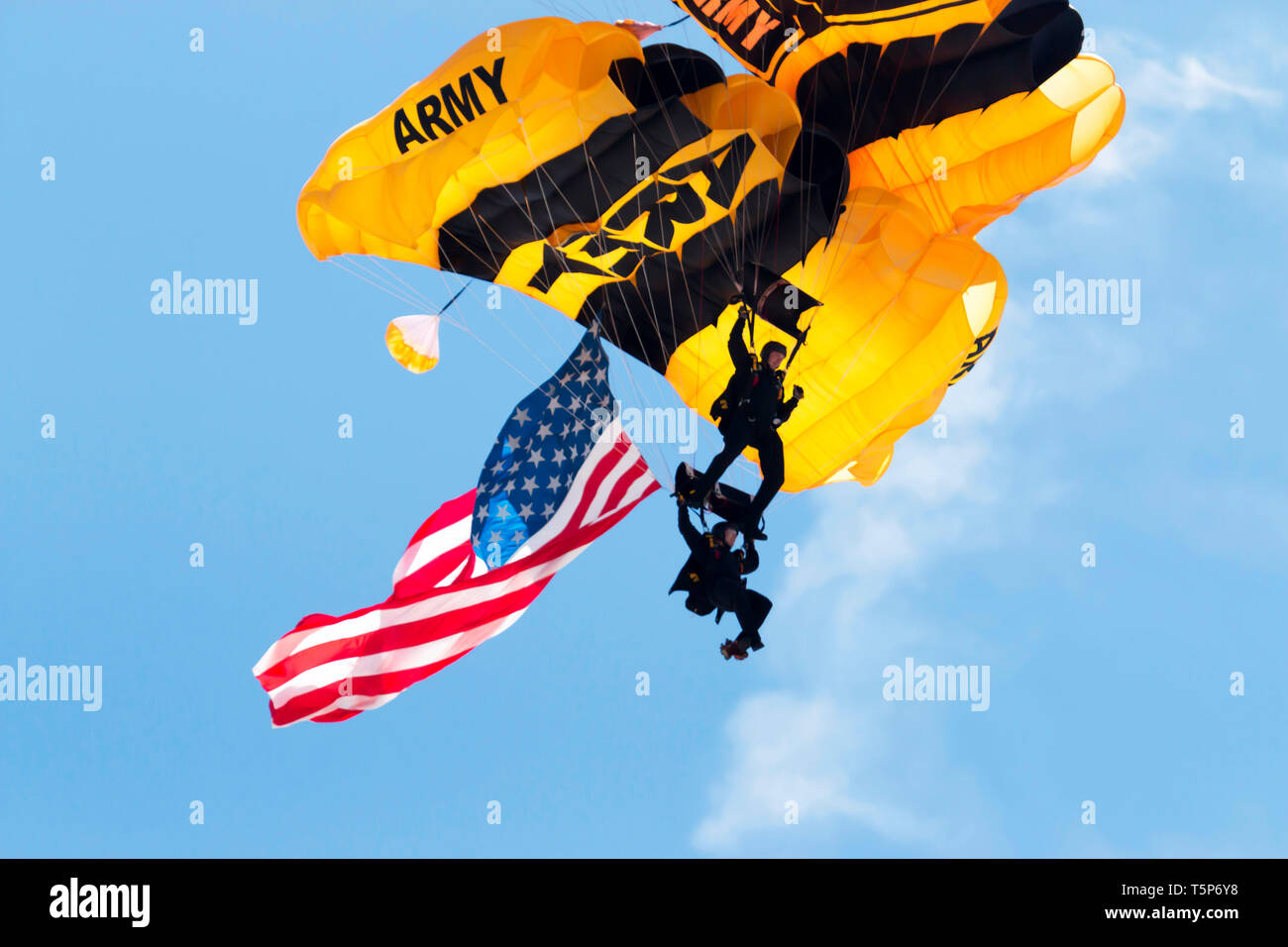 Wantagh, NY, Stati Uniti - 26 Maggio 2017: US Army paracadutisti portando la bandiera americana apre la pratica mostra per l'air show. Foto Stock