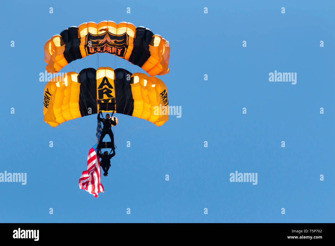 Wantagh, NY, Stati Uniti - 26 Maggio 2017: US Army paracadutisti portando la bandiera americana apre la pratica mostra per l'air show. Foto Stock