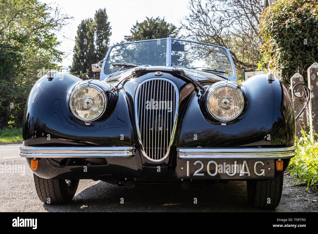 Moreton, Regno Unito - 20 Aprile 2019: annata incontaminate Giaguaro Nero Sport automobile parcheggiata nel villaggio di Moreton, Dorset, Regno Unito Foto Stock