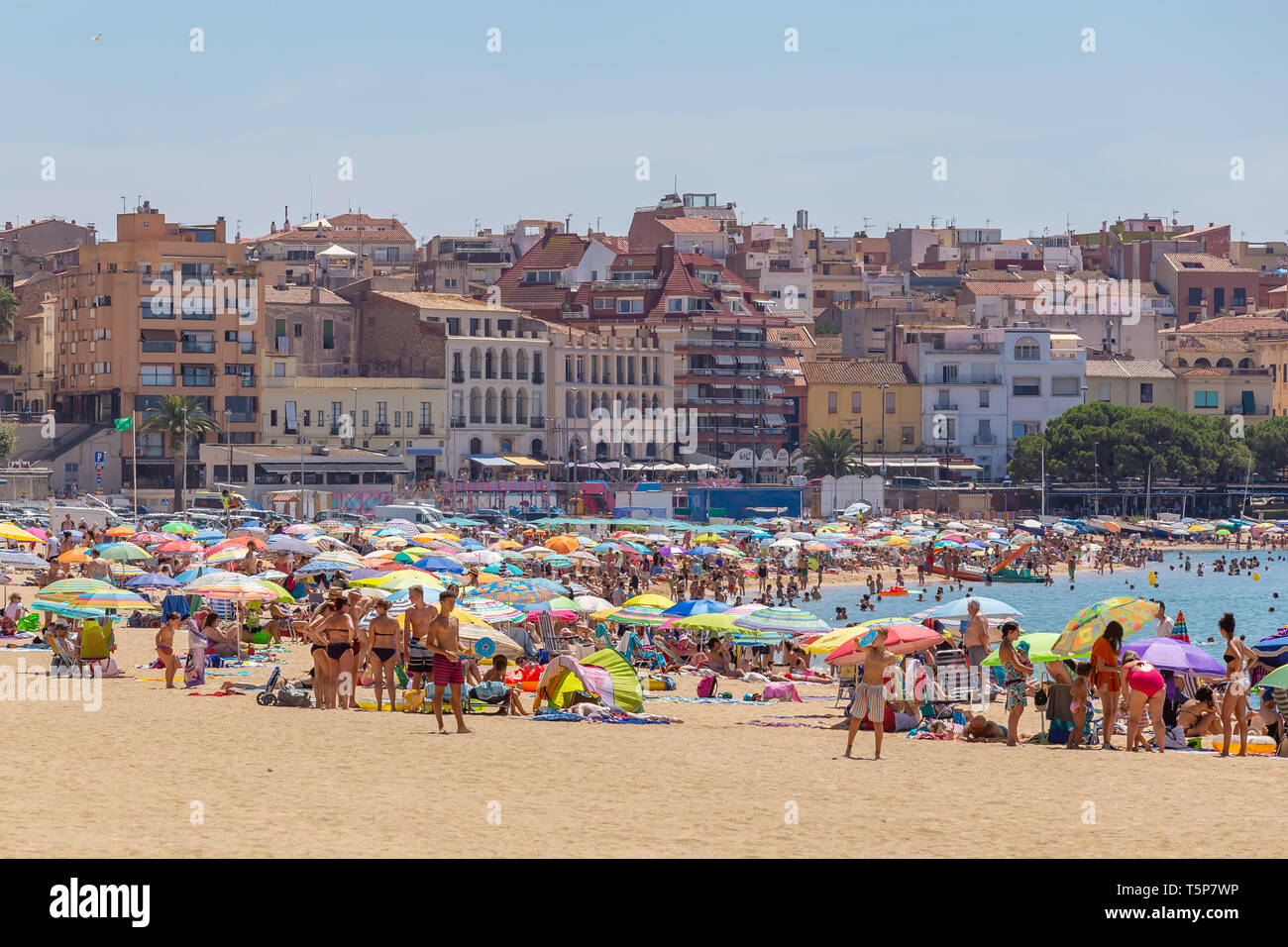 La vita in spiaggia in una piccola cittadina spagnola Palamos (Spagna,Costa Brava), 27 luglio 2017, Spagna Foto Stock