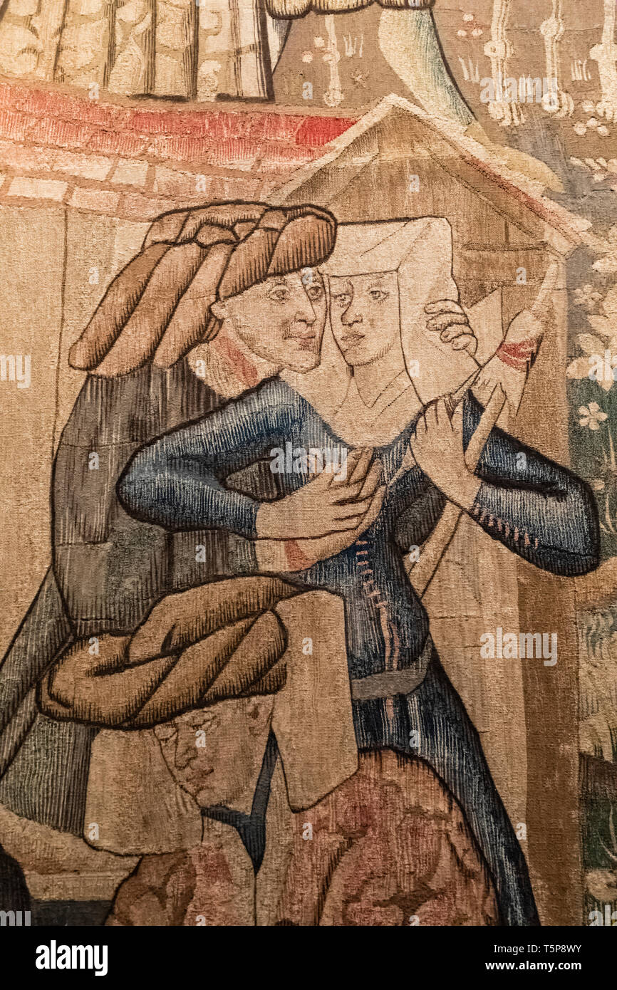 Arazzo olandese che mostra un aristocratico coppia medievale abbracciando datato 1440 Foto Stock
