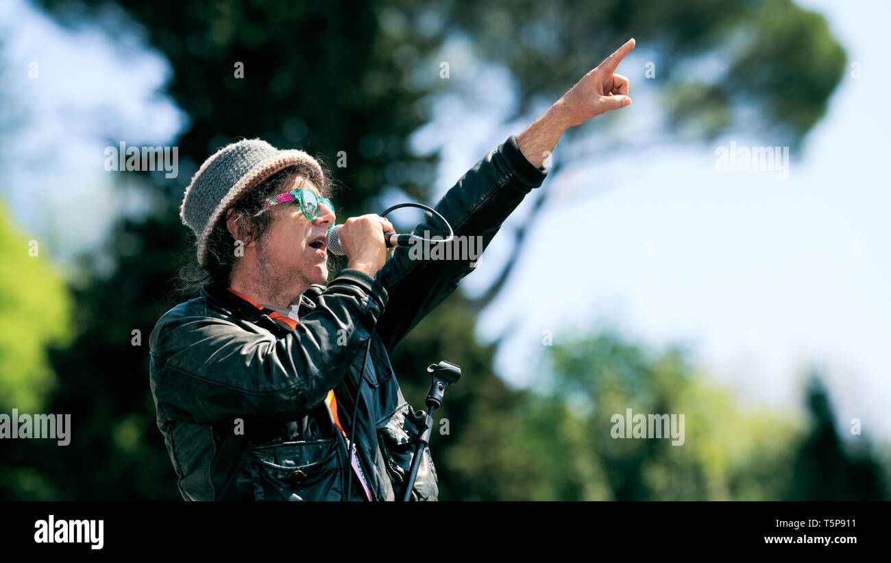 Andrea Satta, Tetes de Bois per il venerdì per il futuro (sciopero della scuola per il clima) e Greta Thunberg - Roma, Italia - 19 Aprile 2019 Foto Stock