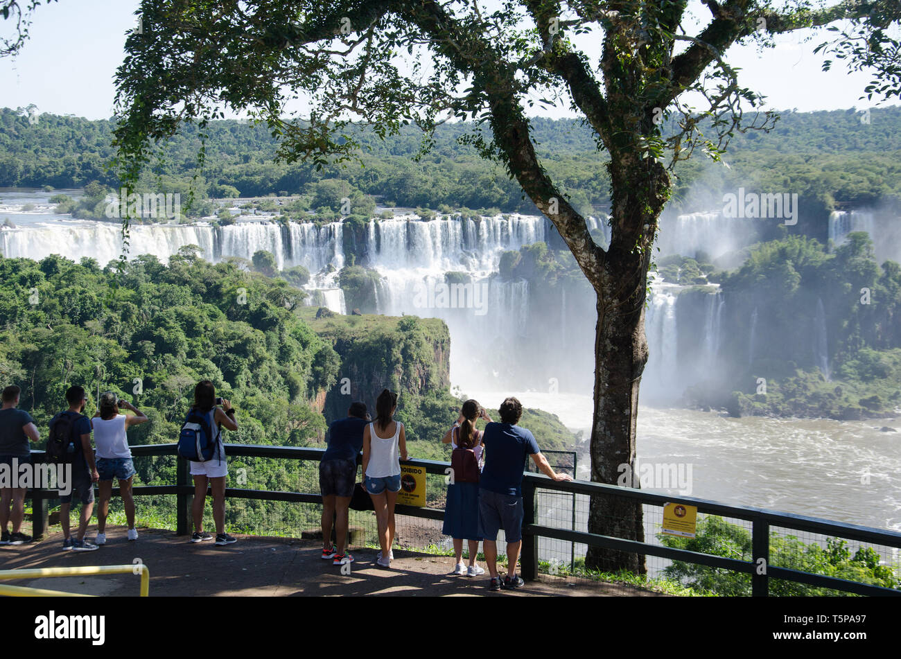 Visitatori vista spettacolare Iguaçu cade dal lato Brasiliano Foto Stock