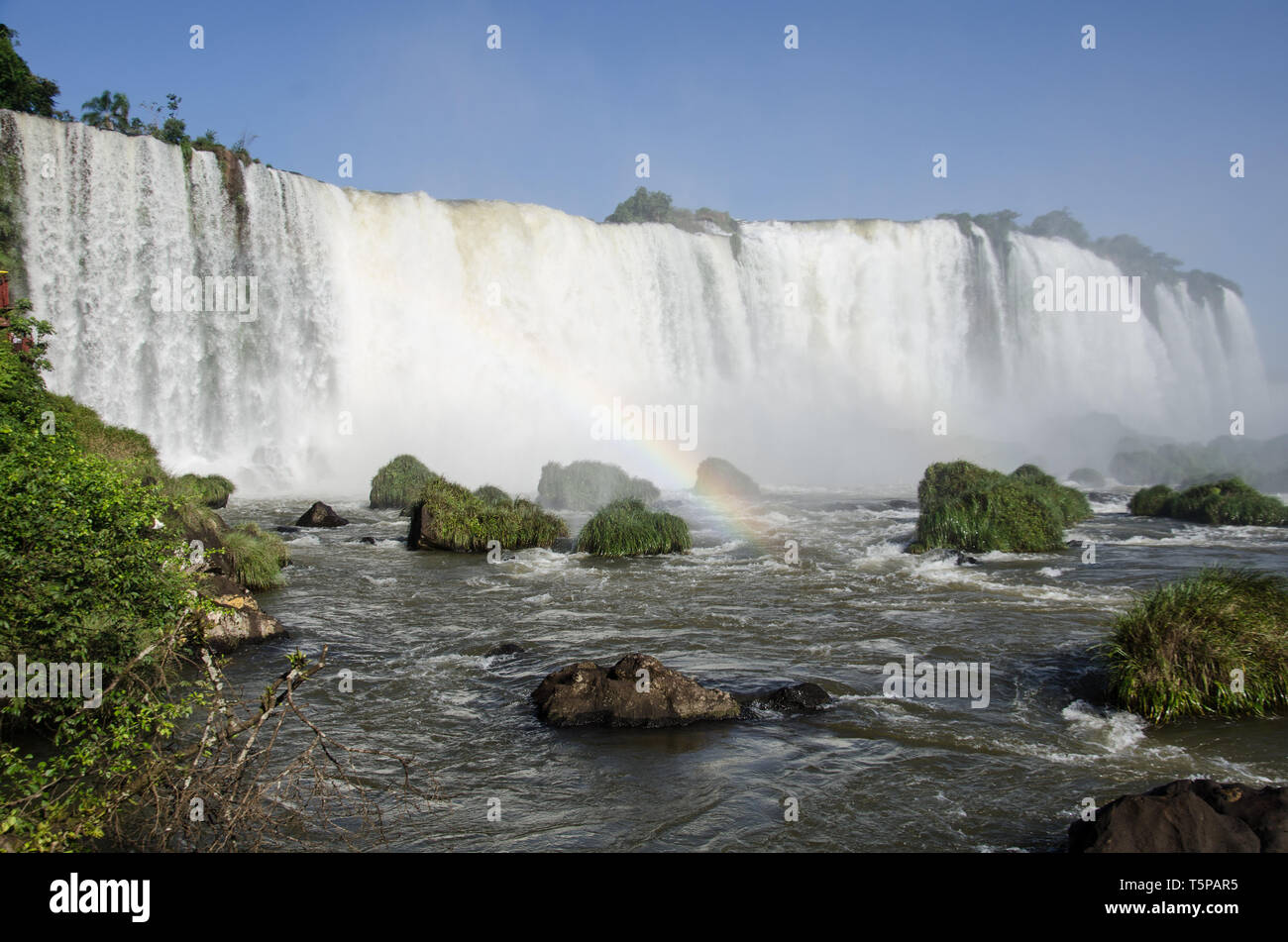 Il possente Iguaçu cade visto dal lato del Brasile Foto Stock