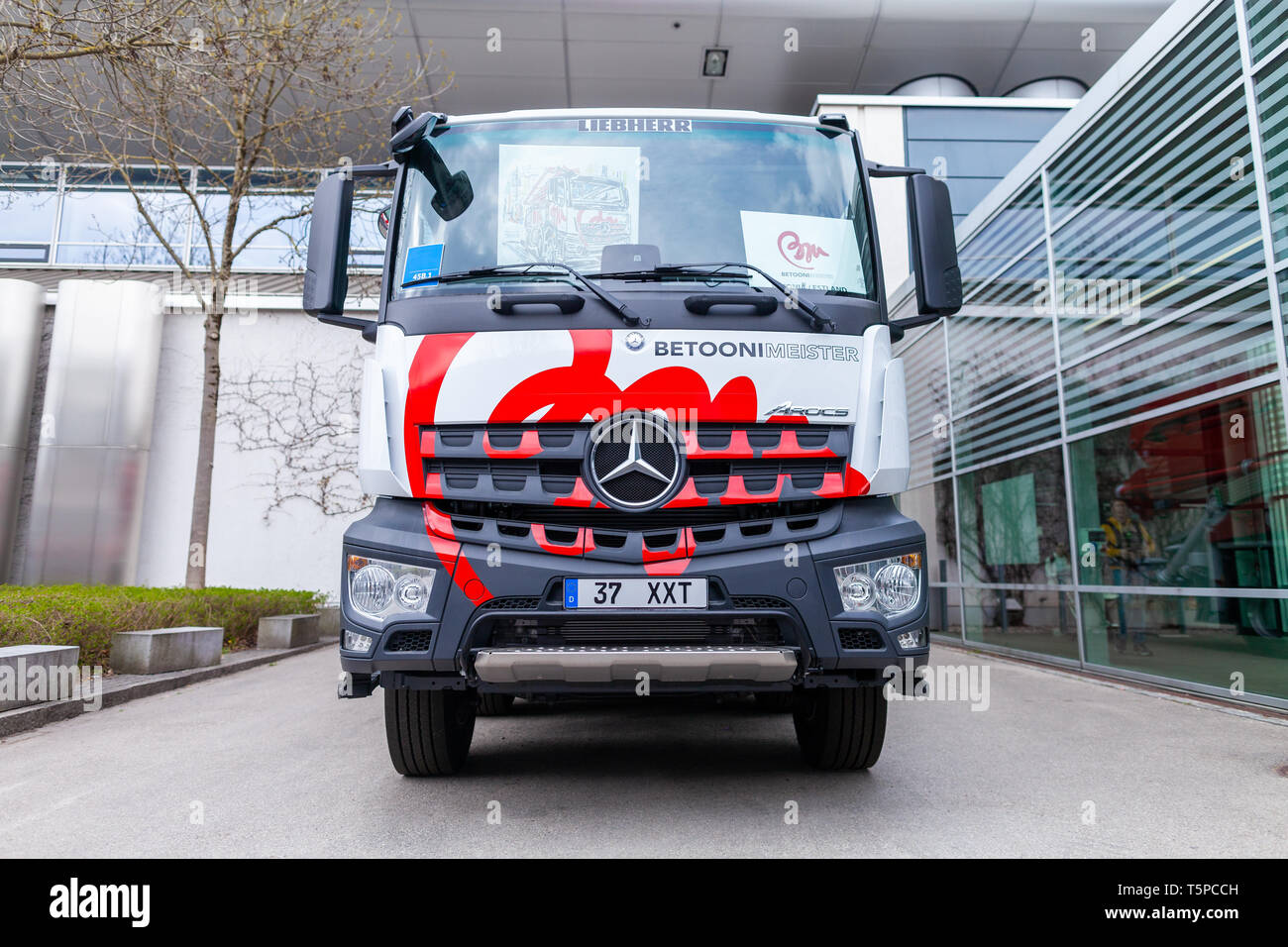 Monaco di Baviera / Germania - 14 Aprile 2019: Mercedes Benz carrello con una pompa per calcestruzzo sorge nella parte anteriore di una hall di Monaco di Baviera. Foto Stock