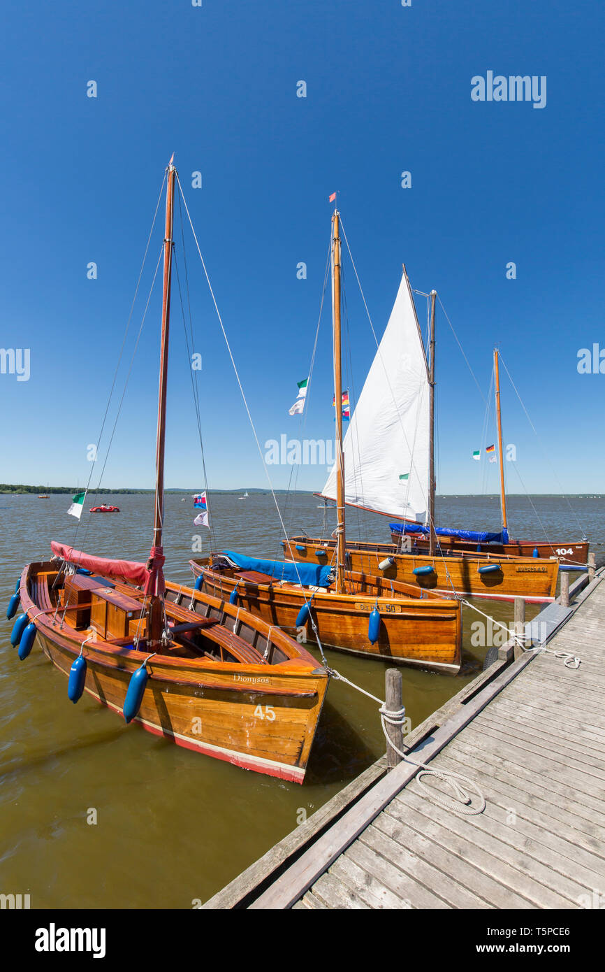 Auswanderer, vecchio di legno barche a vela ormeggiata al pontile sul Lago Steinhude / Steinhuder Meer in estate, Mardorf, Bassa Sassonia / Bassa Sassonia, Germania Foto Stock