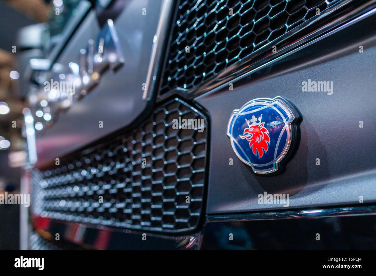 Monaco di Baviera / Germania - 14 Aprile 2019: Scania ramo su un autocarro Scania. Scania AB è un importante produttore svedese di veicoli commerciali - in particolare egli Foto Stock