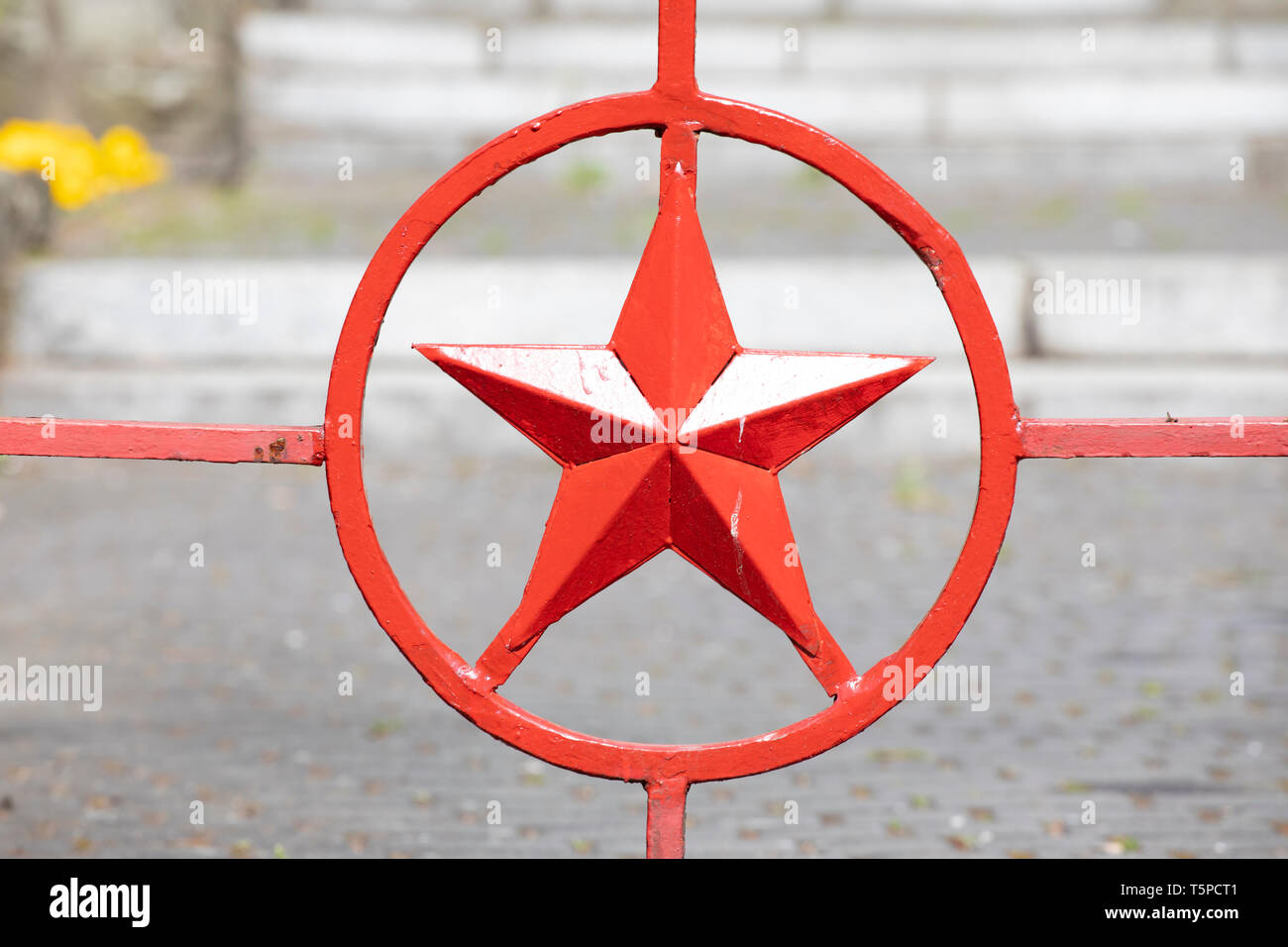 Metallo grande armata rossa stella simbolo. Stella Rossa nel cerchio forgiato nel metallo. Gate di russo cimitero militare. Foto Stock