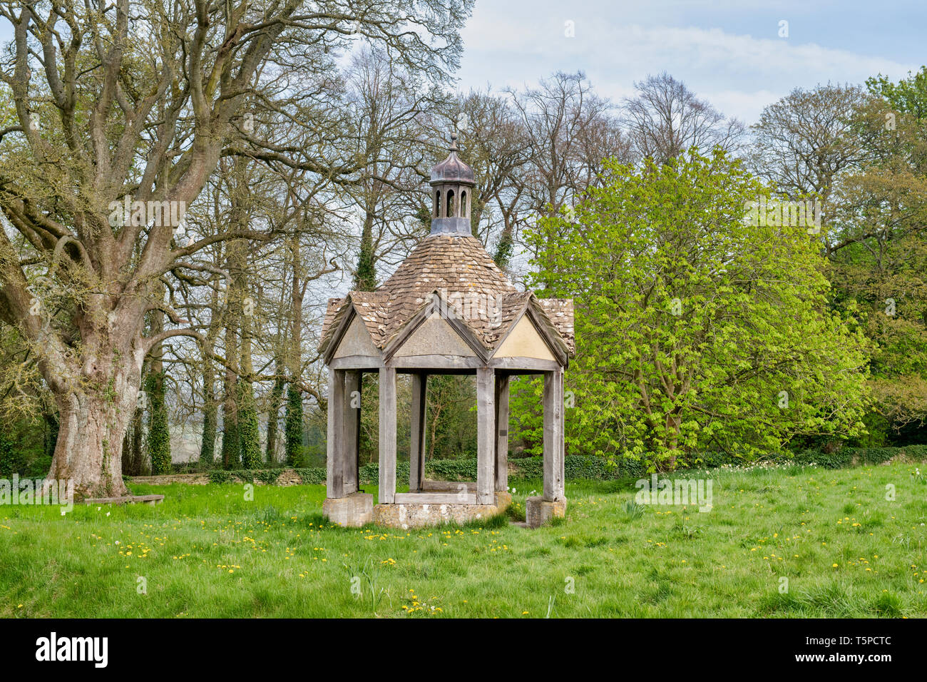 Casa della pompa sul verde villaggio di Farmington, Cotswolds, Gloucestershire, Inghilterra Foto Stock