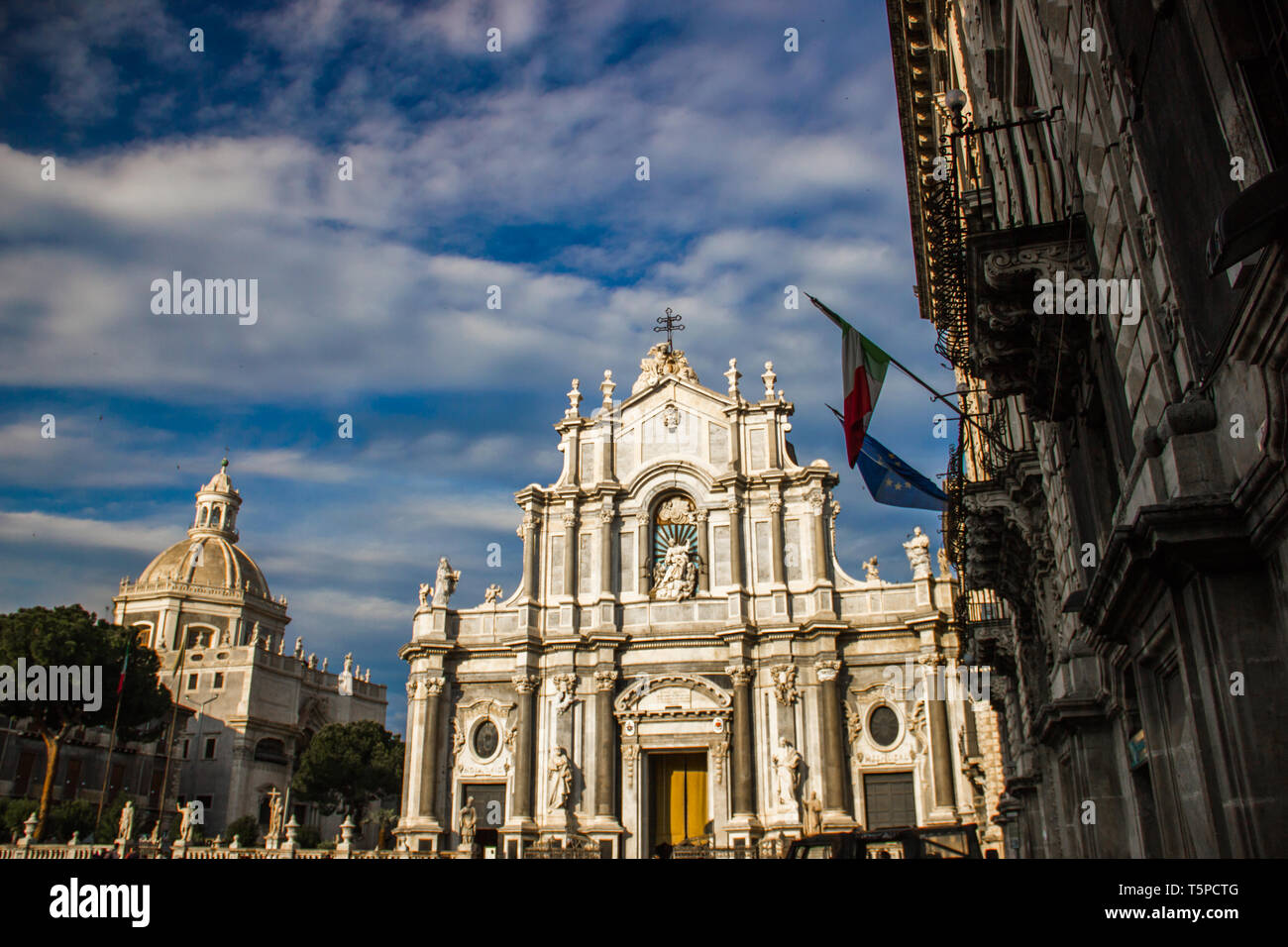 Cattedrale di Catania vista frontale con architettura barocca edificio e la cupola Foto Stock