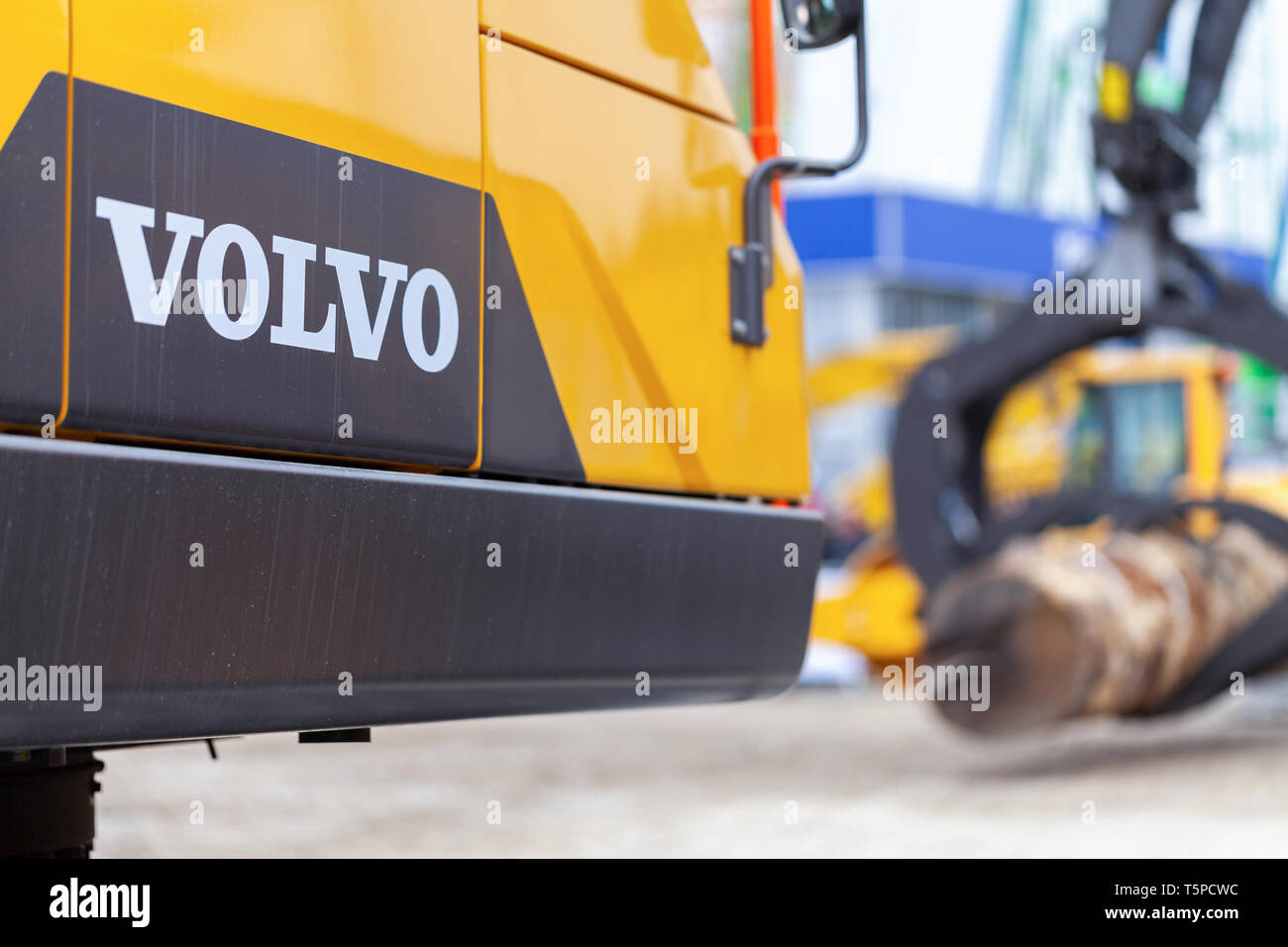 Monaco di Baviera / Germania - 14 Aprile 2019: escavatore Volvo funziona su un sito in costruzione a Monaco di Baviera. Foto Stock