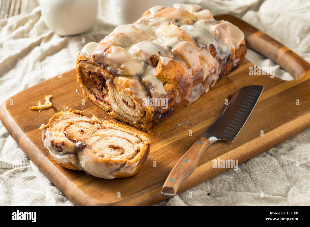 Dolci fatti in casa Cinnamon Roll pane focaccia con glassa Foto Stock