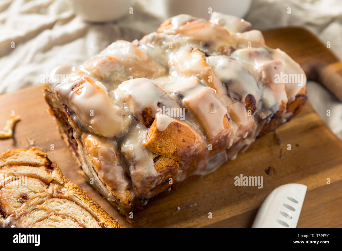 Dolci fatti in casa Cinnamon Roll pane focaccia con glassa Foto Stock