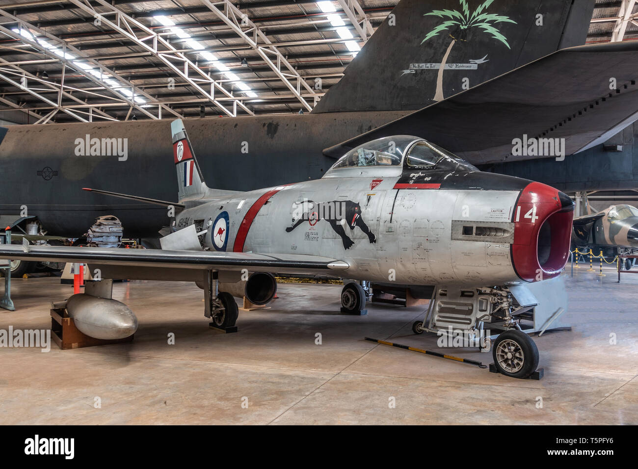 Darwin Australia - Febbraio 22, 2019: Australian Aviation Heritage Center. CAC Avon CA-27 Sabre nella parte anteriore del back end del Boeing B Stratofortress bo Foto Stock