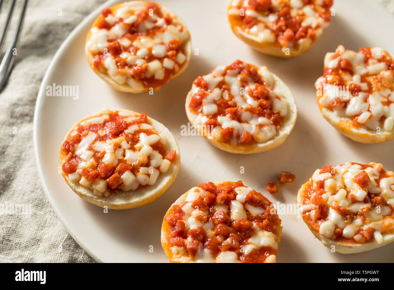 Congelati PIzza mini bagel con formaggio e salsiccia per pizza Foto Stock